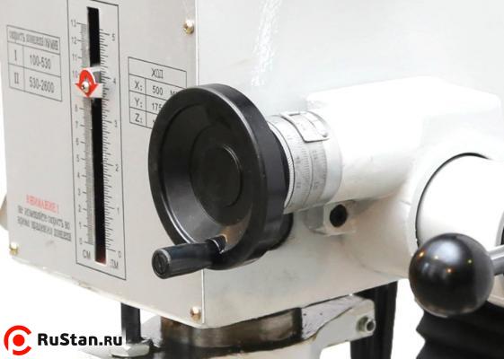 Маховик микрометрической подачи вынесен на фронтальную часть фрезерной головки и снабжен нониусом. фото №9 Маховик микрометрической подачи вынесен на фронтальную часть фрезерной головки и снабжен нониусом. фото №9